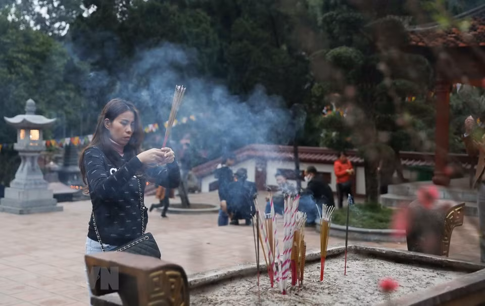 游客在香迹寺烧香拜佛。越通社记者 青松 摄