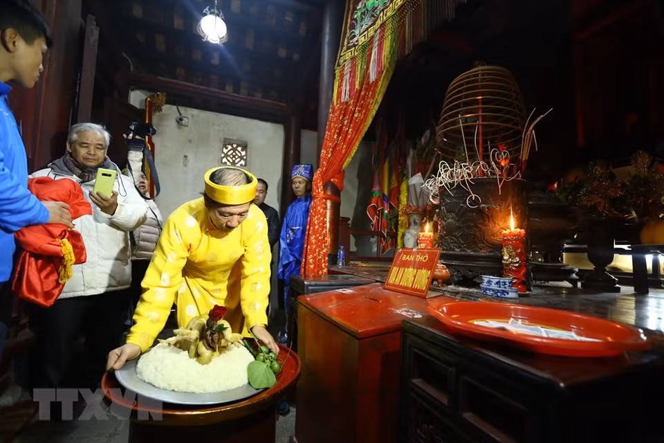 当地居民向安阳王敬献祭品。越通社记者 明决 摄