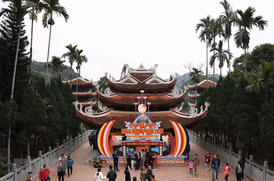 香迹寺庙会于每年农历正月初六开幕，旨在弘扬越南人美好的文化传统。越通社记者 青松 摄