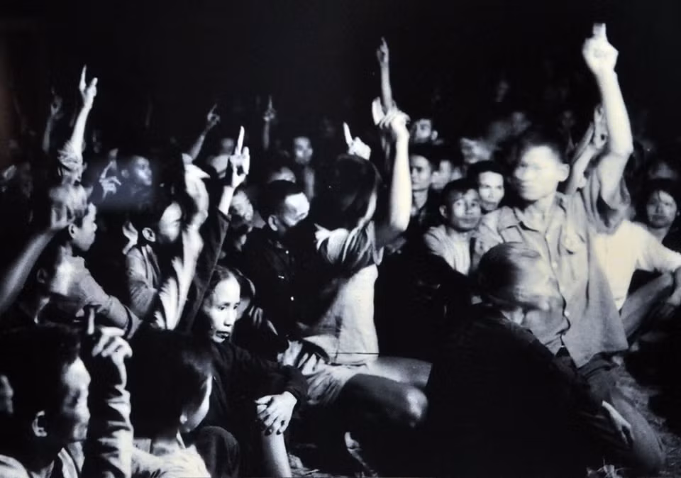 1953年11月，越共中央通过了《土地纲领》并决定推行北部地区土地改革，将土地分配给农民，彻底消除地主阶级以及北部地区封建制度的残余，提高农民在农村地区的做主权利。图自越通社