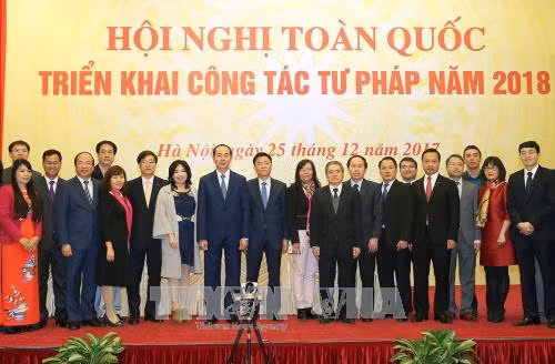 陈大光与代表们合影。（图片来源：越通社）