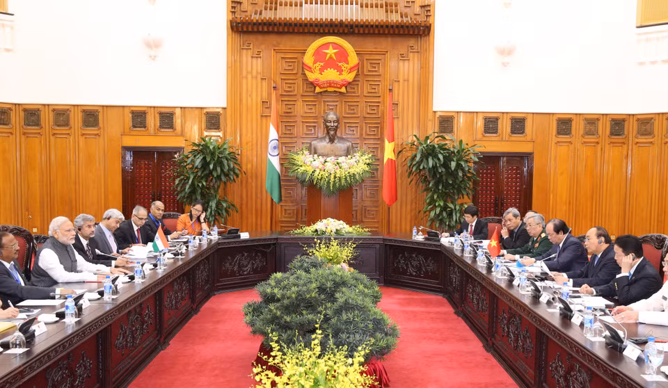  阮春福和莫迪举行会谈。
