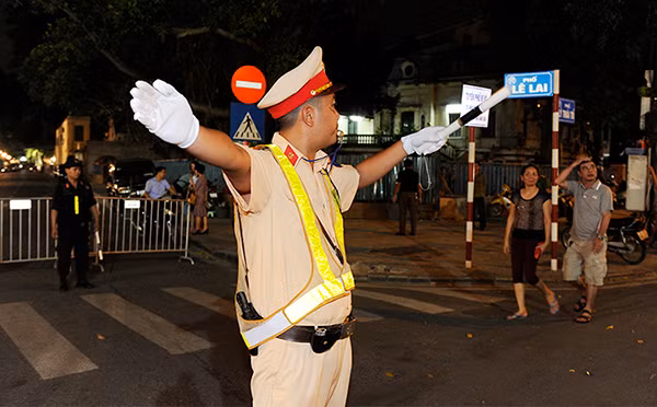 河内交警指挥交通，为还剑湖畔步行区确保安全秩序。（图片来源：越南《人民报》）