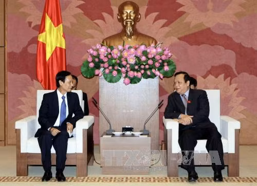  国会副主席黄玉山会见老挝国会常务委员会委员、国会文化社会委员会主任冯贴。（图片来源：越通社）