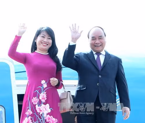 越南政府总理阮春福和夫人 抵达乌兰巴托成吉思汗国际机场。