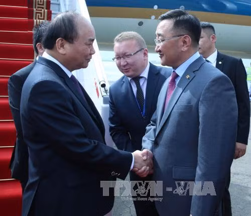  蒙古外长龙德格·普日布苏伦和蒙古一些高级官员来到成吉思汗国际机场迎接阮春福总理一行。