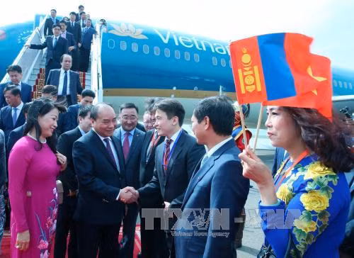  越南驻蒙古大使潘登阳及工作人员来到成吉思汗国际机场迎接阮春福总理一行。