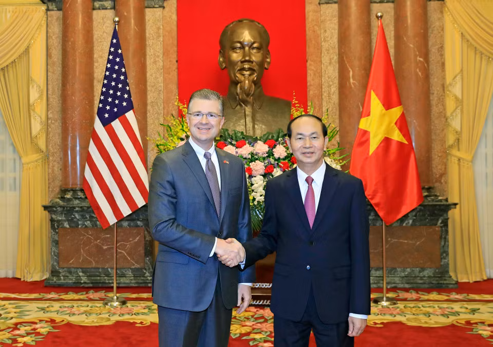 陈大光与美国驻越丹尼尔·克里滕布林克。（图片来源：越通社）