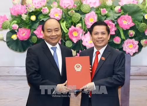 阮春福向交通运输部长阮文体赠送鲜花。（越通社记者 统一 摄）