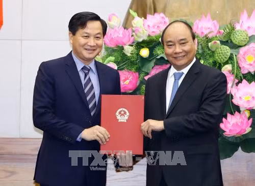 阮春福向政府监察总署总监察长黎明概授予岗位任命书。（越通社记者 统一 摄）