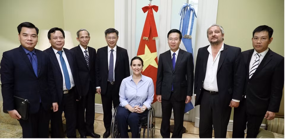 武文赏一行与阿根廷副总统兼参议长加布里埃拉•米切蒂（女）合影。越通社记者 妙香 摄