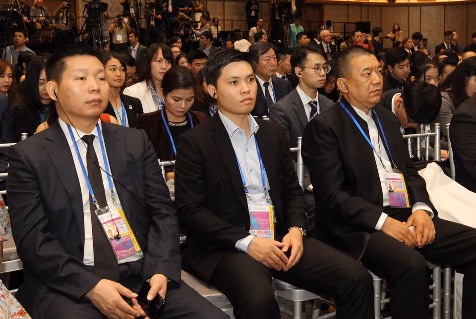 出席2017年APEC工商领导人峰会的代表们。（图片来源：越通社）