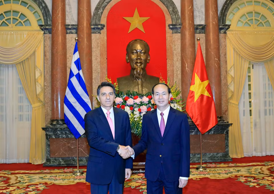 陈大光与希腊新任驻越大使。（图片来源:越通社）