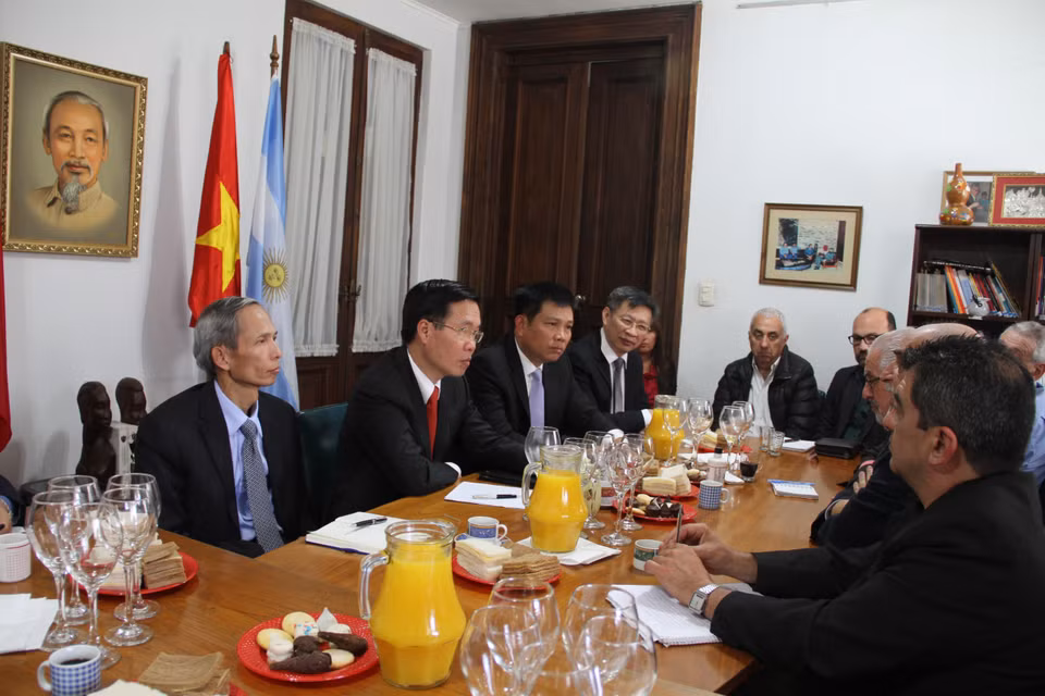 越共中央宣教部部长武文赏与阿根廷共产党国际关系事务书记豪尔赫•凯恩斯举行工作会谈。越通社记者 妙香 摄