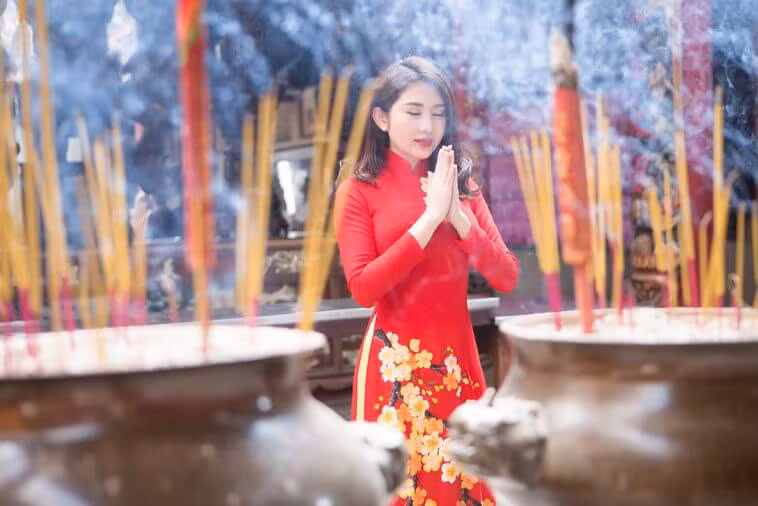 去寺庙烧香拜佛-越南人过春节的文化之美。图自 越通社