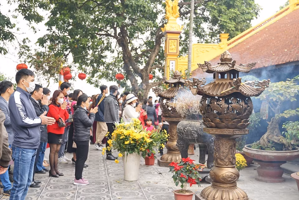 新春伊始的河内市镇国寺，游客接踵而至，寺庙内香火不断。图自 越通社