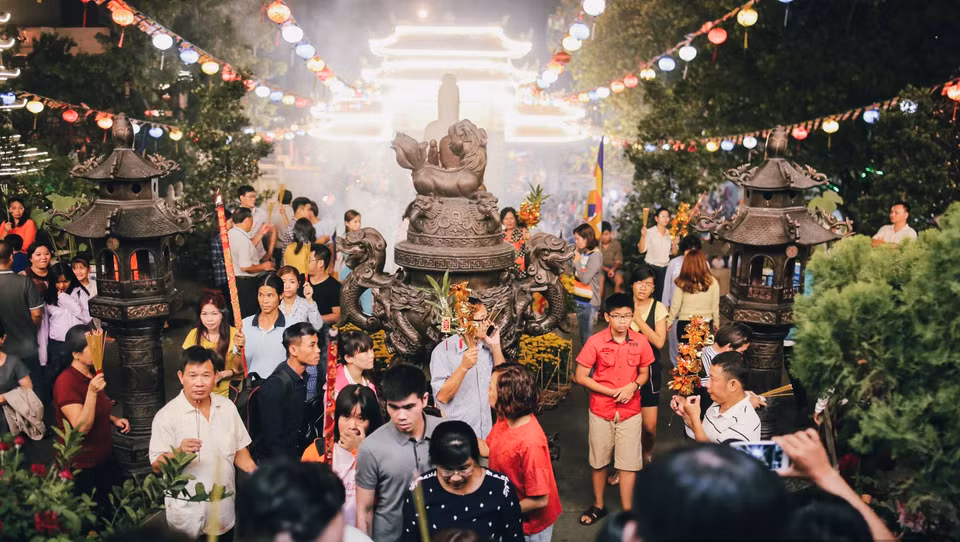 去寺庙烧香拜佛-越南人过春节的文化之美。图自 越通社