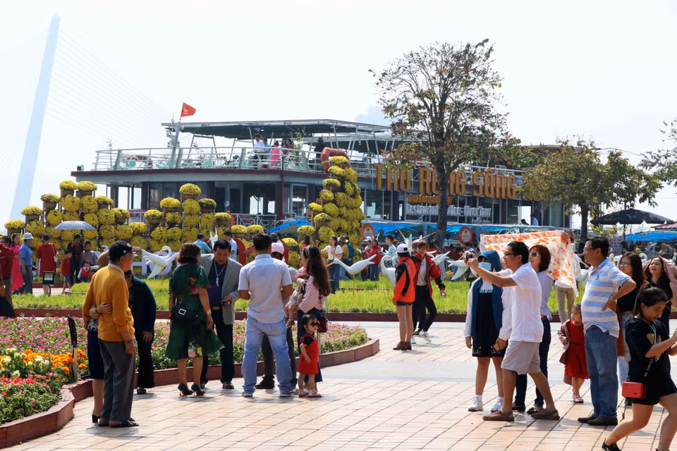 春节期间大量游客前来岘港市观光旅游。图自越通社