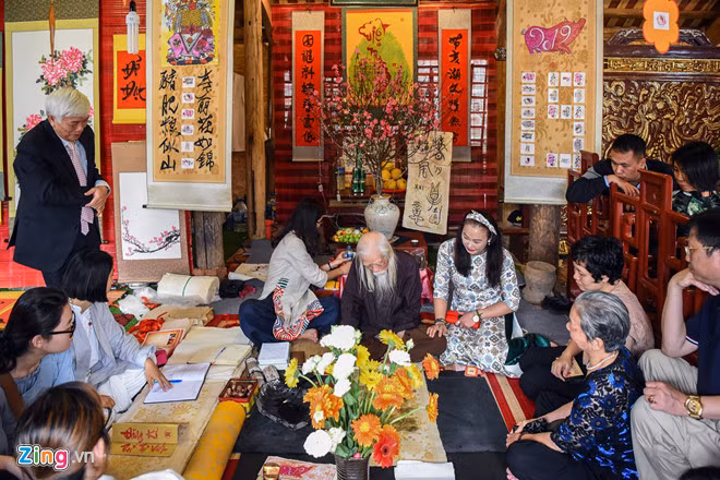 在2019年己亥年新春佳节期间，河内市共接待游客量超过51万人次，同比增长10.3%。图为众多游客们到文庙-国子监求字。图自互联网