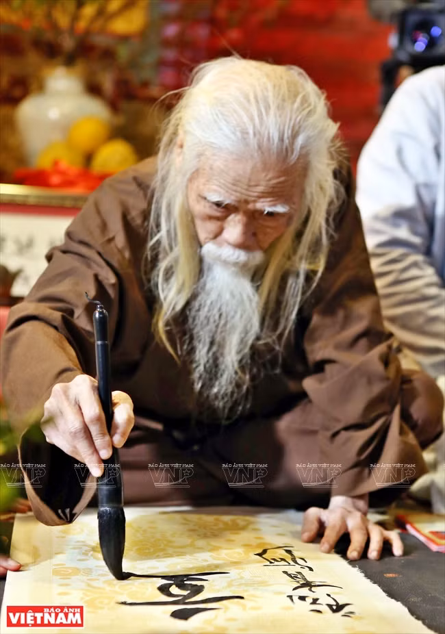 著名书法家弓亥略展露才华。图自越南画报 