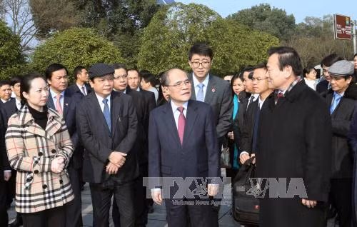  阮生雄主席一行参观毛泽东同志纪念馆。（图片来源：越通社）