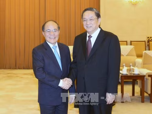  此前，越南国会主席阮生雄会见中共中央政治局常务委员、中国人民政治协商会议主席俞正声。
