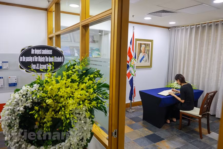 不能亲自前往英国使馆悼念英国女王伊丽莎白二世的人，可在英国驻越大使馆官网上致哀。伊丽莎白二世原名伊丽莎白·亚历山德拉·玛丽，出生于1926年4月21日作为英国史上在位时间最长的君主，伊丽莎白二世与英国一起走过了70载风雨，她的一生，可谓是一部英国当代史。图自Vietnam+