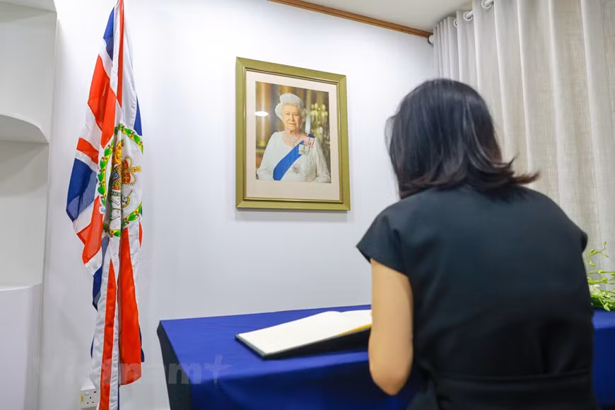 英国政府通报称，英国为女王伊丽莎白二世举行国葬，西敏寺举行的葬礼结束后，灵枢送往伦敦西郊的温莎堡。伊丽莎白二世1926年4月出生，1952年继承王位，是英国历史上在位时间最长的君主。在她长达数十年的统治期间，英国经历了“日不落帝国”解体、英阿马岛战争、战后复苏又衰落、英国脱欧、新冠疫情等风风雨雨，可以说，伊丽莎白二世的一生，就是一部英国当代史。图自Vietnam+