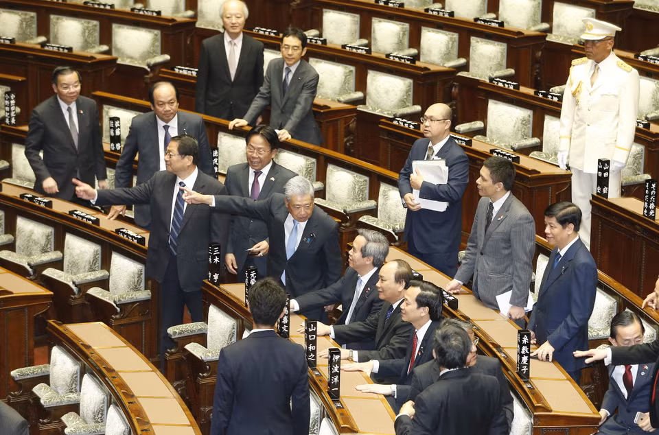 越南政府总理阮春福参观日本参议院。（图片来源：越通社）