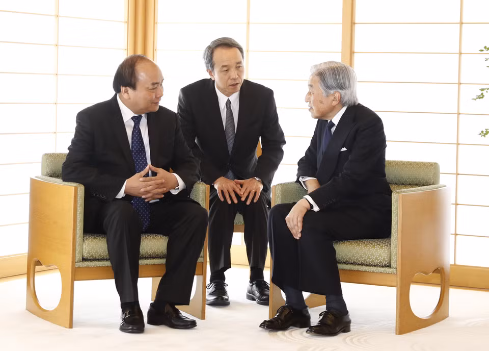 越南政府总理阮春福拜会日本明仁天皇​。（图片来源：越通社）