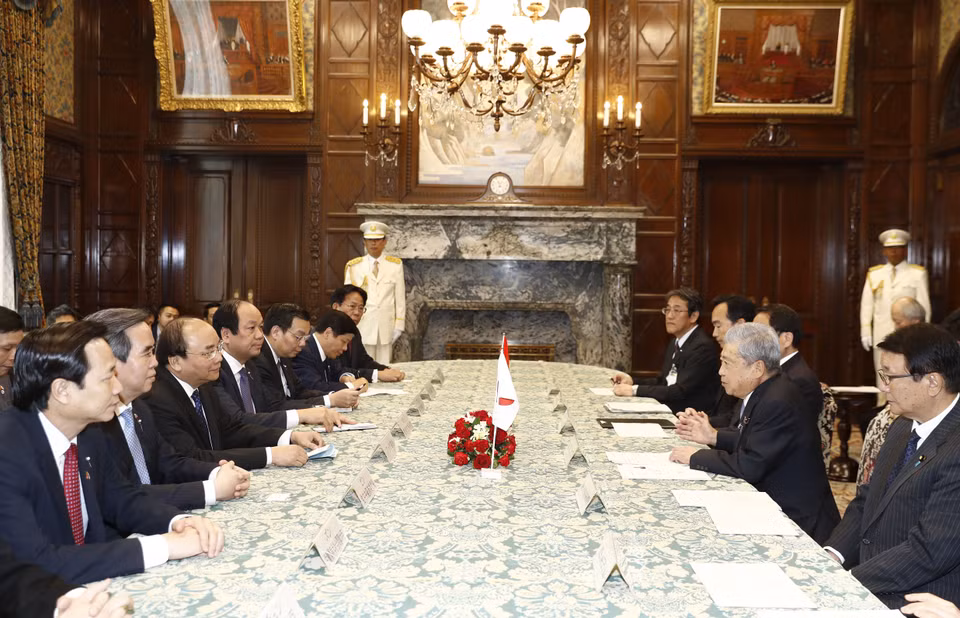 越南政府总理阮春福会见日本参院议长伊达忠一。（图片来源：越通社）