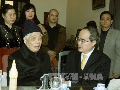  越南祖国阵线中央委员会主席阮善仁向原越共中央总书记杜梅拜年。（图片来源：越通社）