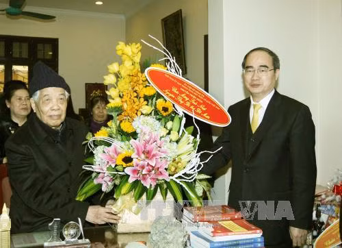  越南祖国阵线中央委员会主席阮善仁向原越共中央总书记杜梅拜年。（图片来源：越通社）