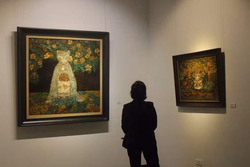 祖先崇拜，或祭祖，是基于死去的祖先的灵魂仍然存在，仍然会影响到现世，并且对子孙的生存状态有影响的信仰。画家阮进玉通过26幅磨漆画作品介绍越南民间文化中的祭祀仪式。通过香炉、油灯、香柱等简单的民间祭祀用品，让参观者想到祈祷——祈祷平安，祈求幸福。越南人视祭把供奉祖先为重大之事，用以感激祖先的养育之思。许多家庭尽管宗教信仰不同，但供奉祖先是不可忽略的。图自Vietnam+