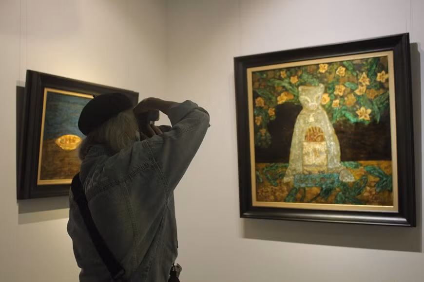 更广泛地说，阮进玉所有作品的共同主题是我们周围的平易生活。 在那里，传统文化因素对画家阮进玉特别有吸引力。许多家庭尽管宗教信仰不同，但供奉祖先是不可忽略的。春节来临前，必须重新布置供桌，插上香烛，摆上供品。春节三天期间，供桌总是香火擦绕，合家吃团圆饭前，家长和族人都要祷拜。图自Vietnam+