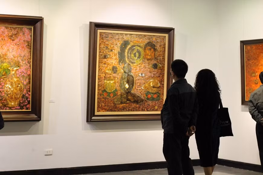 祭祖信仰是指一种怀念祖先、纪念祖先的信仰，逐渐产生类似宗教仪式的习俗。基于死去的祖先仍然深深存在后人心中，因此供奉祖先的象征而能“事死如事生”。河内绘画收藏家阮青梅评价，与此前阮进玉与其他一些画家联合举办的“怀旧”画展相比，他取得了显著的进步。作为一名年轻的画家，阮进玉选择描绘越南传统信仰和佛教主题表现出了他的勇敢。图自Vietnam+