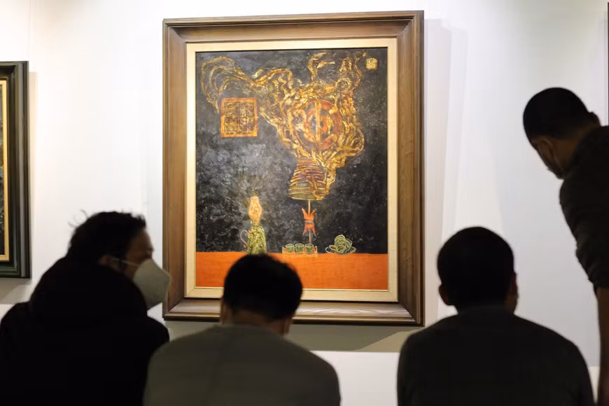 越南人也和其他东方人一样，注重孝道。在每一个家庭中，子女孝敬祖父母和父母是不可缺少的意识。对死去的先人，越南人崇拜甚笃，因而对祖先的崇拜信仰十分重视。人们认为，亲人虽然死去，但他的灵魂仍然存在，对后人还起着保护和督促作用，主宰人们的一切活动，人间许多灾害祸福，都要依靠先灵庇佑与解脱。图自Vietnam+