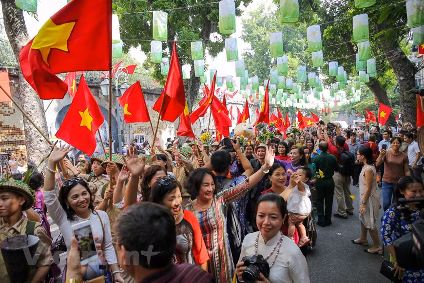 首都人民兴高采烈迎接凯旋归来的军团场景再现。图自Vietnam+
