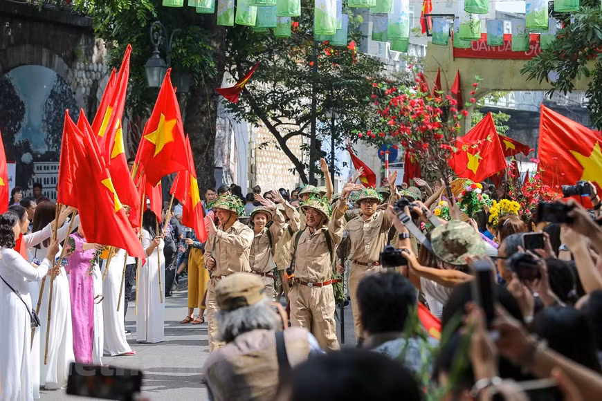 首都人民兴高采烈迎接凯旋归来的军团场景再现。图自Vietnam+