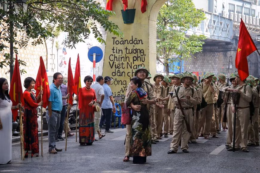 首都人民兴高采烈迎接凯旋归来的军团场景再现。图自Vietnam+