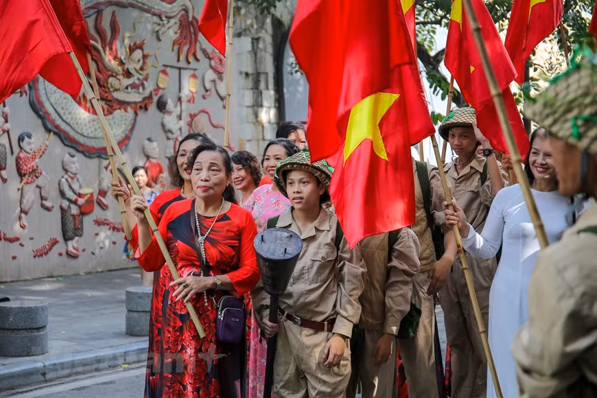 首都人民兴高采烈迎接凯旋归来的军团场景再现。图自Vietnam+