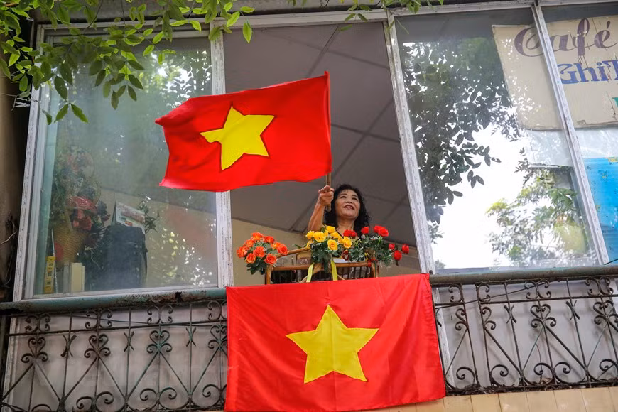 首都人民兴高采烈迎接凯旋归来的军团场景再现。图自Vietnam+