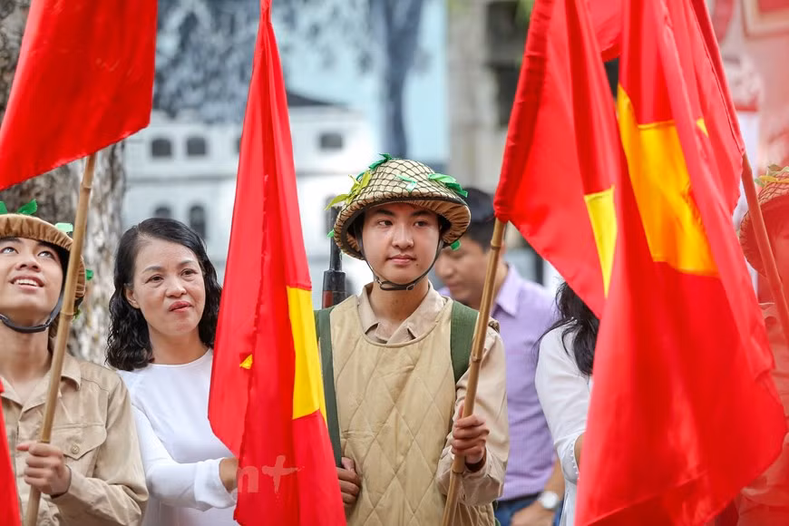 军团获胜归来首都的场景再现。图自Vietnam+