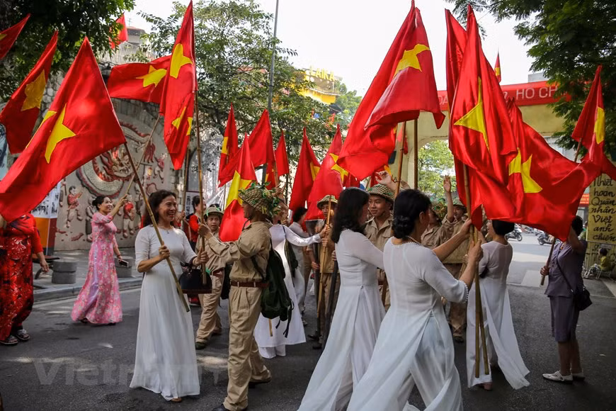 军团获胜归来首都的场景再现。图自Vietnam+