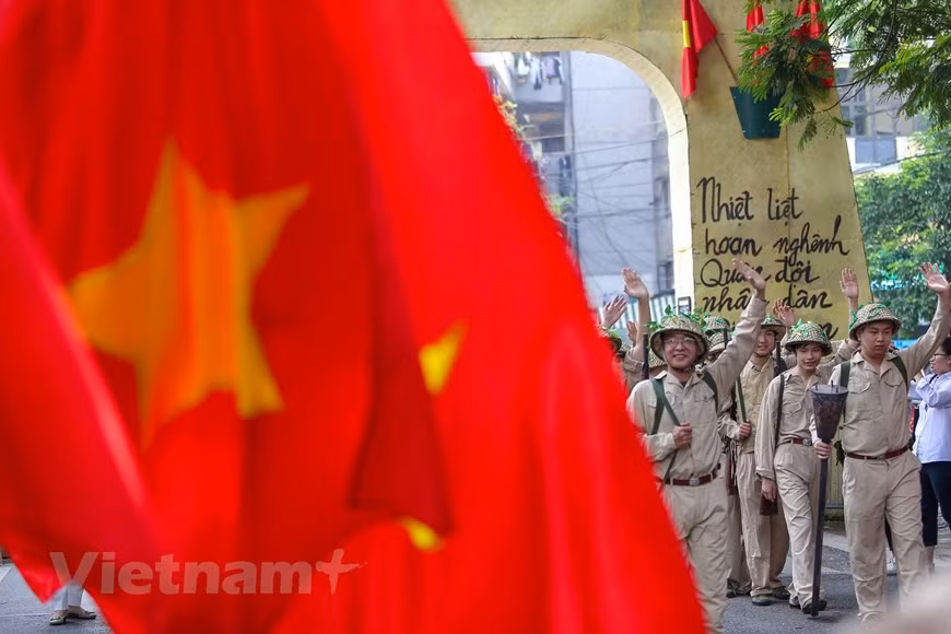 军团获胜归来首都的场景再现。图自Vietnam+