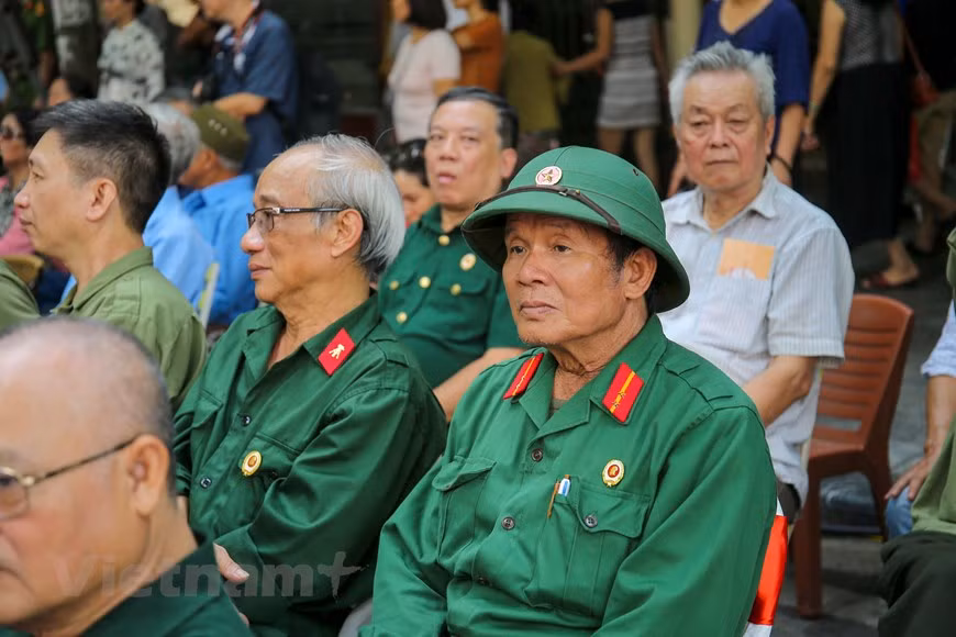 “河内回忆—65年”活动让观众感受到首都人民65年前秋季大捷之后迎接军团凯旋归来的欢乐气氛。图自Vietnam+