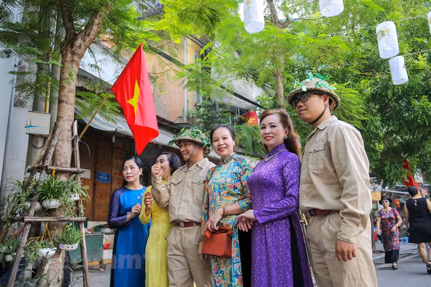 首都人民65年前秋季大捷之后迎接军团凯旋归来的欢乐气氛再现。图自Vietnam+ 