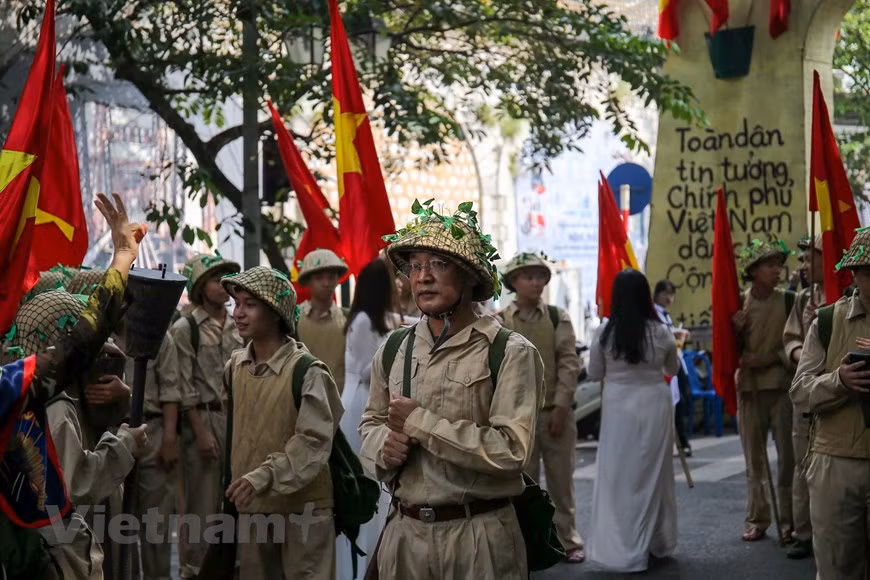 65年前一场争取首都解放的历史性斗争场景再现。图自Vietnam+
