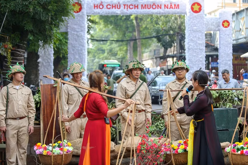 军团获胜归来首都的场景再现。图自Vietnam+