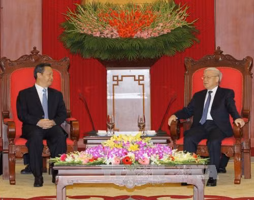  越共中央总书记阮富仲会见中国广西壮族自治区党委书记彭清华。